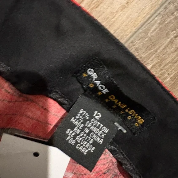 Chic Black Skirt with Red Floral Design - Picture 3 of 4